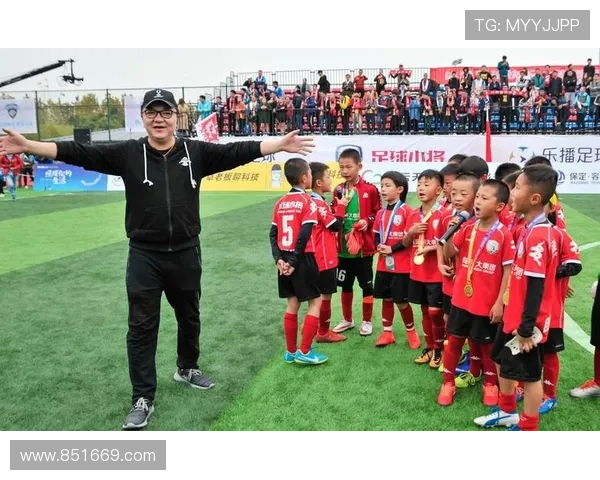 中国足球明星陆的崛起与挑战：从青训到职业生涯的奋斗历程